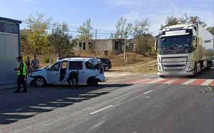 O femeie a ajuns la spital, dupa ce masina in care se afla a fost lovita de un camion, la Anenii Noi O femeie a ajuns la spital, dupa ce masina in care se afla a fost lovita de un camion, la Anenii Noi