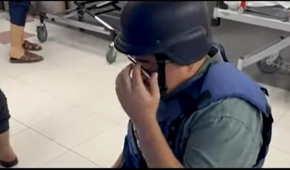 Momentul in care un reporter BBC cade in genunchi si plange intr-un spital din Gaza, coplesit de emotie - VIDEO Momentul in care un reporter BBC cade in genunchi si plange intr-un spital din Gaza, coplesit de emotie - VIDEO