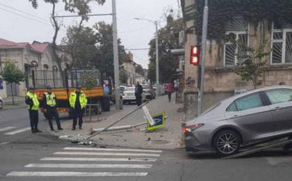S-au ciocnit violent si au doborat indicatoare: Doua automobile, grav avariate, intr-un accident din capitala - FOTO