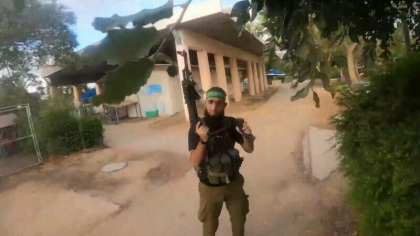 Momentul in care un terorist Hamas este impuscat mortal de armata israeliana in timp ce filma cum trage in casele oamenilor - VIDEO