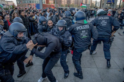 Manifestatii pro-Israel si pro-Palestina – sustineri si interdictii la Frankfurt am Main
Manifestatii pro-Israel si pro-Palestina – sustineri si interdictii la Frankfurt am Main