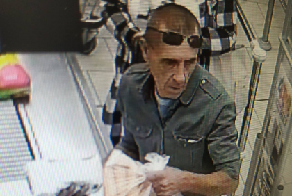 Se cauta barbatul din imagine. Politia: „Este suspectat de comiterea mai multor infractiuni” - FOTO