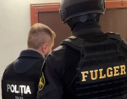 Trei barbati si o femeie din Chisinau - cercetati penal, dupa ce au santajat cu aproape o suta de mii lei un barbat. Care a fost motivul si cum s-a intamplat totul - VIDEO