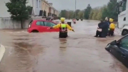 Inundatii violente in Irlanda. Momentul in care o masina este luata pe sus de suvoaiele de apa
