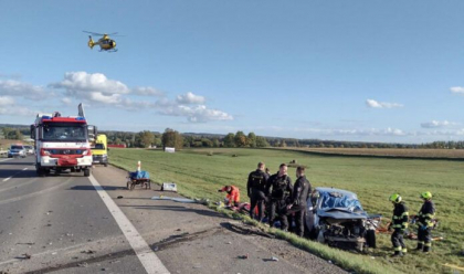 Doi moldoveni au murit, iar altii trei, printre care si un copil au ajuns la spital, in urma unui tragic accident, in Cehia. Presa: „Se intorceau de la nunta unei rude” - FOTO Doi moldoveni au murit, iar altii trei, printre care si un copil au ajuns la spital, in urma unui tragic accident, in Cehia. Presa: „Se intorceau de la nunta unei rude” - FOTO