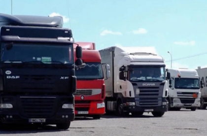 Tragic. Un sofer de TIR a murit, dupa ce a cazut in gol din cabina camionului, la vama Albita. Precizarile Serviciului Vamal Tragic. Un sofer de TIR a murit, dupa ce a cazut in gol din cabina camionului, la vama Albita. Precizarile Serviciului Vamal
