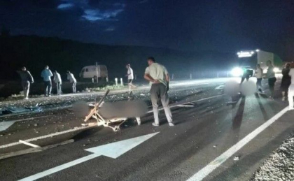 Tragedie pe drumul Ungheni – Chisinau. O masina a intrat violent intr-o caruta plina cu oameni -  FOTO