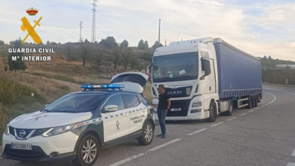 Un sofer de TIR roman a fost vazut de politie, in Spania, ca vorbea la telefon. Ce au depistat politistii dupa ce l-au oprit Un sofer de TIR roman a fost vazut de politie, in Spania, ca vorbea la telefon. Ce au depistat politistii dupa ce l-au oprit