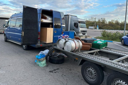 Descoperire periculoasa la vama Leuseni. Ce au gasit vamesii intr-un microbuz ce venea din Germania - FOTO Descoperire periculoasa la vama Leuseni. Ce au gasit vamesii intr-un microbuz ce venea din Germania - FOTO