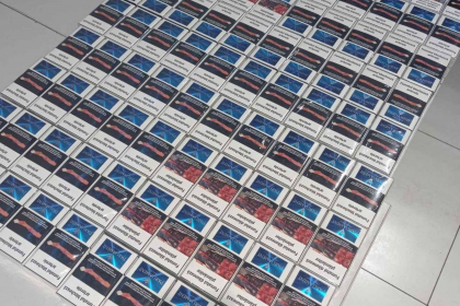 Si-a ticsit valiza cu tigari si s-a pornit la Londra. O tanara, depistata de vamesi pe Aeroportul International Chisinau - FOTO Si-a ticsit valiza cu tigari si s-a pornit la Londra. O tanara, depistata de vamesi pe Aeroportul International Chisinau - FOTO