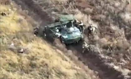 Imagini de neinteles cu soldatii rusi si un blindat cu cusca deasupra, cu putin timp inainte sa fie lovit de o racheta trasa de ucraineni - VIDEO Imagini de neinteles cu soldatii rusi si un blindat cu cusca deasupra, cu putin timp inainte sa fie lovit de o racheta trasa de ucraineni - VIDEO