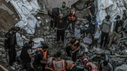 Tragedia unui medic din Fasia Gaza care si-a pierdut 30 de membri ai familiei in urma unui atac aerian. „Sunt devastat” Tragedia unui medic din Fasia Gaza care si-a pierdut 30 de membri ai familiei in urma unui atac aerian. „Sunt devastat”