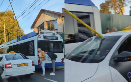 Ghinion pentru un sofer de taxi si unul de troleibuz. S-au ciocnit pe o strada din capitala, iar un troleu a ajuns in parbrizul masinii de taxi. Imagini de la locul accidentului - VIDEO