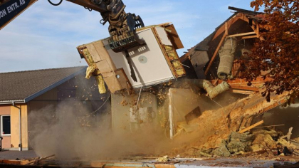 O femeie care era in vacanta a aflat ca i-a fost demolata casa in lipsa ei. Firma a recunoscut ca a gresit adresa O femeie care era in vacanta a aflat ca i-a fost demolata casa in lipsa ei. Firma a recunoscut ca a gresit adresa