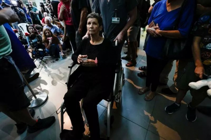 „Am trecut prin iad”. Femeia eliberata care a dat mana cu un militant Hamas povesteste cum a fost tratata in catacombele de sub Gaza „Am trecut prin iad”. Femeia eliberata care a dat mana cu un militant Hamas povesteste cum a fost tratata in catacombele de sub Gaza