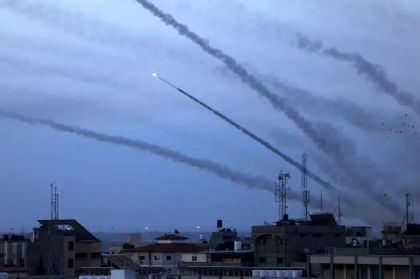 LIVE Razboi in Israel: Armata israeliana este „pregatita si hotarata" pentru urmatoarea etapa a razboiului. Daca Hezbollah va intra in razboi, va face greseala vietii sale. Un al treilea convoi de camioane a intrat in Gaza LIVE Razboi in Israel: Armata israeliana este „pregatita si hotarata" pentru urmatoarea etapa a razboiului. Daca Hezbollah va intra in razboi, va face greseala vietii sale. Un al treilea convoi de camioane a intrat in Gaza