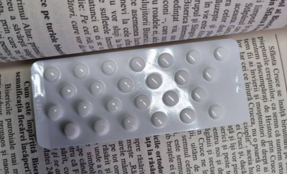 Zeci de medicamente psihotrope, ascunse printre filele unei carti. Coletul era trimis din Romania