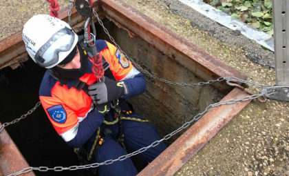 Un barbat, salvat de pompieri dupa ce a cazut in groapa unui ascensor de la opt metri inaltime - FOTO Un barbat, salvat de pompieri dupa ce a cazut in groapa unui ascensor de la opt metri inaltime - FOTO