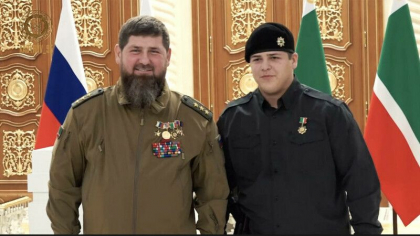 Fiul de 15 ani al lui Kadirov, decorat pe banda rulanta dupa ce a batut un detinut. In Cecenia a fost declarat erou national
