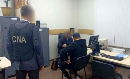 16 perchezitii si 3 kilograme de marihuana in valoare de 700 de mii de lei, gasite la Drochia. Un suspect a incercat sa corupa un politist si a fost retinut pentru 72 de ore - FOTO/VIDEO 16 perchezitii si 3 kilograme de marihuana in valoare de 700 de mii de lei, gasite la Drochia. Un suspect a incercat sa corupa un politist si a fost retinut pentru 72 de ore - FOTO/VIDEO