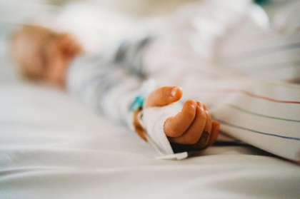 A iesit din coma. Cum se simte fetita de patru ani, care si-a pierdut familia in tragicul accident de la Bahmut, produs de un procuror