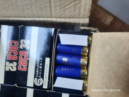 250 de cartuse de arma de vanatoare, descoperite de politisti la vama Leuseni. Unde au fost ascunse - FOTO