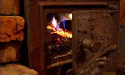 Mama si bebelusul sau - cu arsuri grave la spital, dupa ce au incercat sa aprinda focul cu combustibil, la Cahul