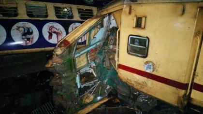 Cel putin 10 persoane au murit si peste 25 au fost ranite, dupa ce doua trenuri de pasageri s-au ciocnit in India - VIDEO Cel putin 10 persoane au murit si peste 25 au fost ranite, dupa ce doua trenuri de pasageri s-au ciocnit in India - VIDEO