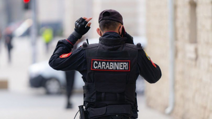 Doi adolescenti si o femeie, anuntati in cautare pentru furt, retinuti de carabinieri - FOTO