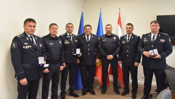 Politistii care au oprit omorul la comanda a medicului stomatolog de la Kiev si a sotiei lui, distinsi cu medalii