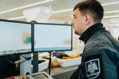 Deconspirat pe Aeroportul Chisinau. Cu ce si-a umplut bagajul un pasager - FOTO