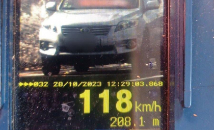 Zbura pe sosea. O soferita, prinsa conducand cu viteza prin sat: A accelerat pana la 118 kilometri pe ora