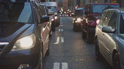 De la 1 noiembrie, soferii sunt obligati sa circule cu faza scurta a farurilor si pe timp de zi. Ce risca daca nu o vor face