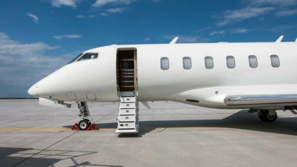 Cum a ajuns un barbat cu dizabilitati sa se tarasca in maini la iesirea din avion Cum a ajuns un barbat cu dizabilitati sa se tarasca in maini la iesirea din avion