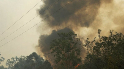 Doi oameni au murit si zeci de locuinte au fost distruse de incendiile de vegetatie din estul Australiei Doi oameni au murit si zeci de locuinte au fost distruse de incendiile de vegetatie din estul Australiei