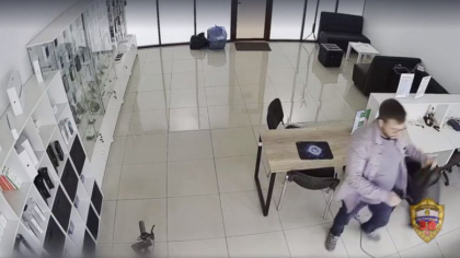 Un barbat a furat 53 de iPhone in prima lui zi de munca la un magazin de electronice