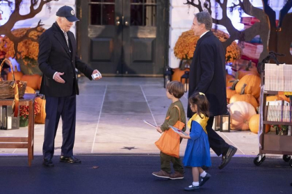 Baietelul lui Blinken s-a dus sa-l colinde pe Biden de Halloween costumat in Zelenski - VIDEO