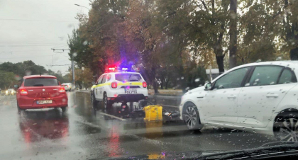 Un biciclist a fost lovit de o masina pe o strada din capitala. Ce spune politia - FOTO