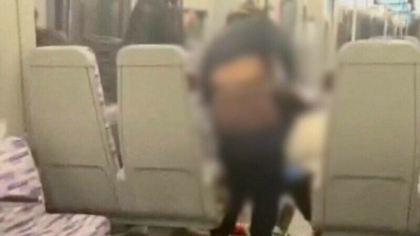 Scene socante intr-un tren din Londra. O femeie a ajuns la spital dupa ce a fost batuta cu bestialitate de alte doua

