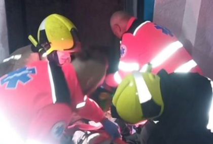 A cazut in groapa unui lift de 12 metri. Un baiat de 16 ani a fost salvat de pompieri si transportat la spital - FOTO A cazut in groapa unui lift de 12 metri. Un baiat de 16 ani a fost salvat de pompieri si transportat la spital - FOTO