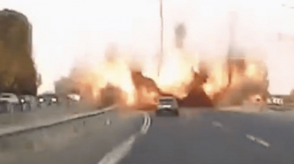 Momentul in care o racheta cade pe o autostrada din Israel, printre mai multe masini. Trei oameni, raniti - VIDEO Momentul in care o racheta cade pe o autostrada din Israel, printre mai multe masini. Trei oameni, raniti - VIDEO