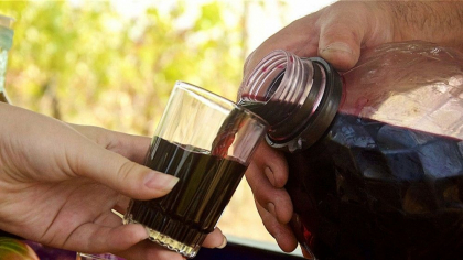 Un tata si-a injunghiat fiica dupa ce au consumat alcool impreuna, la Straseni. Ce spune politia Un tata si-a injunghiat fiica dupa ce au consumat alcool impreuna, la Straseni. Ce spune politia