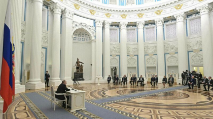 Putin a renuntat la carantina obligatorie de 2 saptamani pentru oricine voia sa se intalneasca cu el. Noi reguli de acces
Putin a renuntat la carantina obligatorie de 2 saptamani pentru oricine voia sa se intalneasca cu el. Noi reguli de acces