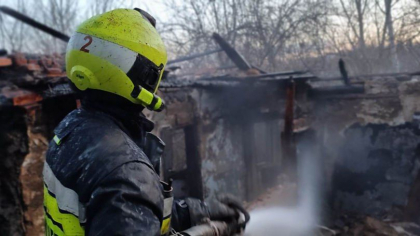 Un copil de doi ani, salvat din flacari de verisorul sau, dupa ce camera in care se afla a luat foc. IGSU: „Copiii erau acasa singuri”