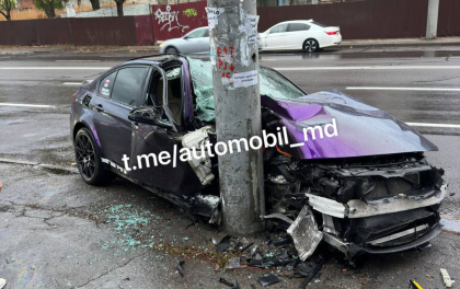 Weekend nefericit pentru un sofer. A „zburat” de pe sosea si a facut masina „praf” - FOTO Weekend nefericit pentru un sofer. A „zburat” de pe sosea si a facut masina „praf” - FOTO