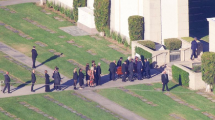 Actorul Matthew Perry a fost inmormantat la Los Angeles. Colegii din „Friends” l-au condus pe ultimul drum - FOTO Actorul Matthew Perry a fost inmormantat la Los Angeles. Colegii din „Friends” l-au condus pe ultimul drum - FOTO