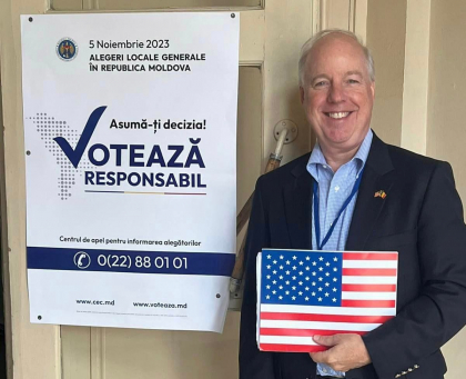 Ambasadorul SUA la Chisinau monitorizeaza alegerile locale: „Incurajez un proces de votare liber, corect si transparent” - FOTO Ambasadorul SUA la Chisinau monitorizeaza alegerile locale: „Incurajez un proces de votare liber, corect si transparent” - FOTO