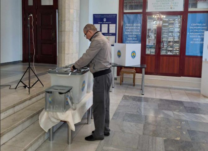 Primii alegatori s-au trezit cu noaptea in cap si s-au prezentat deja la urnele de vot - VIDEO Primii alegatori s-au trezit cu noaptea in cap si s-au prezentat deja la urnele de vot - VIDEO