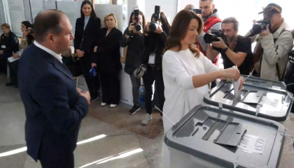 Alaturi de sotia sa, candidatul Partidului MAN la functia de primar General al municipiului Chisinau, Ion Ceban, si-a exercitat dreptul la vot - VIDEO Alaturi de sotia sa, candidatul Partidului MAN la functia de primar General al municipiului Chisinau, Ion Ceban, si-a exercitat dreptul la vot - VIDEO