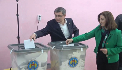 Presedintele Parlamentului, Igor Grosu si sotia sa au votat: „Pentru primari si consilieri care sa ne reprezinta, nu pentru cei care ne vand tara pentru 30 de arginti” - VIDEO